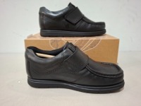 24 X PAIRS OF BRAND NEW PRETTY GREEN KIDS SHOES CONTAINING WALTHAM VELCRO CH00 IN BLACK ALL IN SIZE 2.5 EACH RRP &pound;44.99 TOTAL RRP &pound;1080
