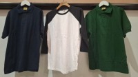 100 X PIECE BRAND NEW MIXED CLOTHING LOT TO INCLUDE HIPSTAG POLO SHIRTS IN VARIOUS COLOURS - GILDAN SPIDER T SHIRTS - LEATHER STYLE BAGS - BACK PACKS ETC IN 5 TRAYS