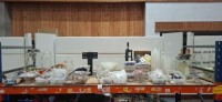 FUL BAY OF MIXED ARTS AND CRAFTS LOT CONTAINING BATH BOMB AND SHAMPOO BAR MOLD PRESS , DRINKS JAR DISPENSER , GLASS CAKE STANDS , VARIOUS JEWELLERY MAKING ACCESSORIES IE STONES PENDANTS ETC