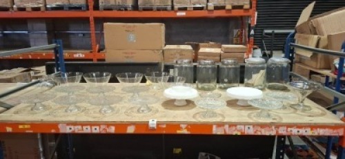 25 X MIXED LOT CONTAINING PLASTIC JUG DRINKS DISPENSERS , LARGE GLASS BOWLS AND VARIOUS CAKE DISPLAY STANDS OVER A FULL BAY