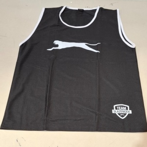 600 X BRAND NEW SLAZENGER TRAINING VESTS IN BLACK IN YOUTH SIZE IN 3 BOXES