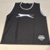 600 X BRAND NEW SLAZENGER TRAINING VESTS IN BLACK IN YOUTH SIZE IN 3 BOXES