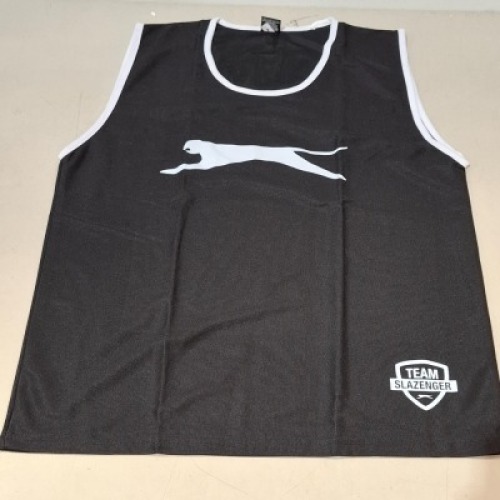 600 X BRAND NEW SLAZENGER TRAINING VESTS IN BLACK IN YOUTH SIZE IN 3 BOXES