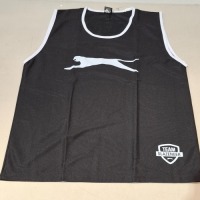 600 X BRAND NEW SLAZENGER TRAINING VESTS IN BLACK IN YOUTH SIZE IN 3 BOXES