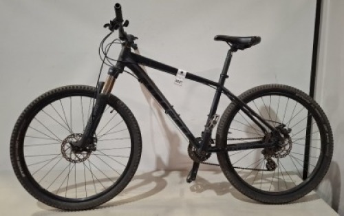 2 X CARRERA BIKES TO INCLUDE 1 IN BLACK IN SIZE 47CM AND 1 IN GREY IN SIZE 48CM (NOTE - SOME SCRATCHES ON THE FRAME AND RIPPED SEAT