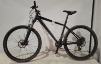 2 X CARRERA BIKES TO INCLUDE 1 IN BLACK IN SIZE 47CM AND 1 IN GREY IN SIZE 48CM (NOTE - SOME SCRATCHES ON THE FRAME AND RIPPED SEAT