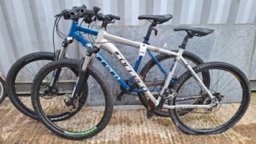 2 X CARRERA BIKES TO INCLUDE 1 IN GREY AND BLACK IN SIZE 52CM AND 1 IN BLUE/GREY IN SIZE 51CM (NOTE FRAME HAS SOME CHIPS AND SCRATCHES)
