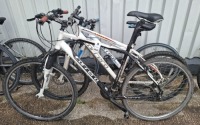 3 X CARRERA BIKES TO INCLUDE 1 CARRERA CROSSFIRE IN WHITE AND BLACK IN SIZE 53CM , 1 CARRERA CROSSFIRE BIKE IN WHITE AND GOLD IN SIZE 50CM AND 1 CARRERA SARONA IN WHITE AND BLUE IN SIZE 34CM (NOTE - FRAMES HAVE SOME CHIPS AND SCRATCHES)