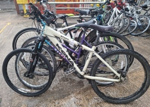 5 X MIXED BIKES LOT TO INCLUDE 1 KONA BIKE IN WHITE IN SIZE 40CM , 1 NORTHERN CASCADE MAGNA BIKE IN PURPLE/TEAL IN SIZE 47CM , 1 MERIDA BIKE IN WHITE IN 52CM , 1 BOSS BLADE BIKE IN BLACK AND GREEN IN SIZE 46CM , AND 1 RALEIGH BIKE WITH BIKE LOCK IN WHITE 