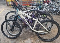 5 X MIXED BIKES LOT TO INCLUDE 1 KONA BIKE IN WHITE IN SIZE 40CM , 1 NORTHERN CASCADE MAGNA BIKE IN PURPLE/TEAL IN SIZE 47CM , 1 MERIDA BIKE IN WHITE IN 52CM , 1 BOSS BLADE BIKE IN BLACK AND GREEN IN SIZE 46CM , AND 1 RALEIGH BIKE WITH BIKE LOCK IN WHITE 