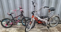 4 X MIXED KIDS BIKE/SCOOTER LOT TO INCLUDE 1 COMMUTER BIKE IN PINK IN SIZE 33CM , 1 TREK BIKE IN NEON ORANGE IN SIZE 19CM , 1 APOLLO BOOGIE BIKE IN BLACK/MULTI COLOUR IN SIZE 24CM AND 1 SCOOTER IN PINK (NOTE - SOME CHIPS AND SCRATCHES TO THE FRAMES)