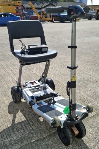 FREERIDER LUGGIE FOLDABLE MOBILITY SCOOTER IN SILVER WITH BATTERY & CHARGER RRP &pound;1699 CONDITION: GOOD (TESTED WORKING & SEE ALL IMAGES FOR CONDITION)