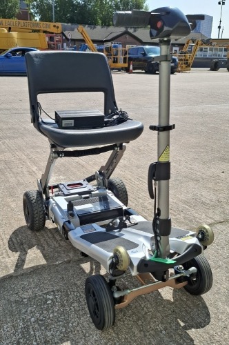 FREERIDER LUGGIE FOLDABLE MOBILITY SCOOTER IN SILVER WITH BATTERY & CHARGER RRP &pound;1699 CONDITION: GOOD (TESTED WORKING & SEE ALL IMAGES FOR CONDITION)