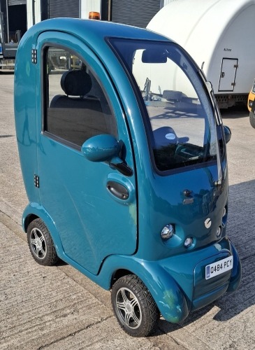 SCOOTERPAC CABIN CAR MK 2 MOBILITY SCOOTER IN BLUE REG: Q484 PCY MILEAGE: 7518 1ST REGISTERED: 10/2/2022 (ORIGINAL PRICE &pound;11,999) (HPI SHOWS KYMCO BUT BRAND IS SCOOTERPAC) WITH 2 KEYS & 2 FOBS COMPLETE WITH 2 X 6V BATTERIES & CHARGER NO REAR STORAGE BOX 