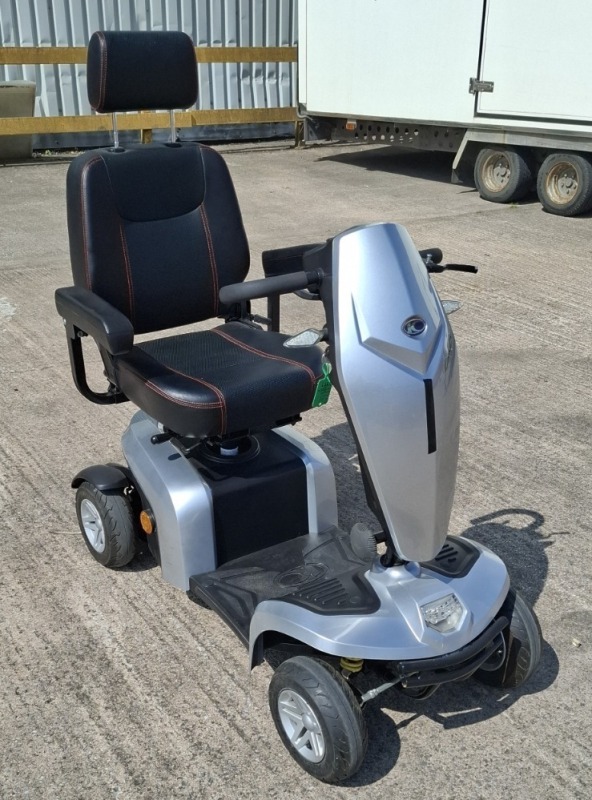 KYMCO UK KOMFY 4 MOBILITY SCOOTER IN SILVER (MODEL: EQ30FA(UK) ) WITH BATTERY & CHARGER 25 MILES RANGE - MAX SPEED 4 MPH CONDITION: GOOD (TESTED WORKING & SEE ALL IMAGES FOR CONDITION)