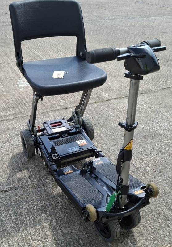 FREERIDER LUGGIE ELITE FOLDING MOBILITY SCOOTER IN BLACK NO CHARGER - TESTED WORKING WITH CHARGE REMAINING IN BATTERY CONDITION: GOOD