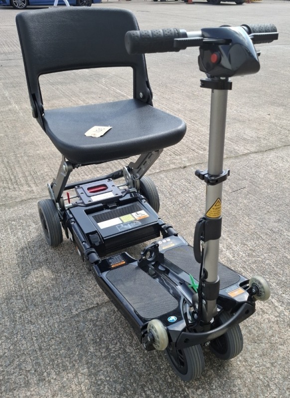 FREERIDER LUGGIE ELITE FOLDING MOBILITY SCOOTER IN BLACK NO CHARGER - TESTED WORKING WITH CHARGE REMAINING IN BATTERY CONDITION: GOOD