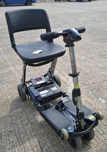 FREERIDER LUGGIE ELITE FOLDING MOBILITY SCOOTER IN BLACK NO CHARGER - TESTED WORKING WITH CHARGE REMAINING IN BATTERY CONDITION: GOOD