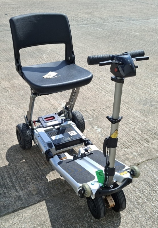 FREERIDER LUGGIE ELITE FOLDING MOBILITY SCOOTER IN SILVER NO CHARGER - TESTED WORKING WITH CHARGE REMAINING IN CHARGER CONDITION: GOOD