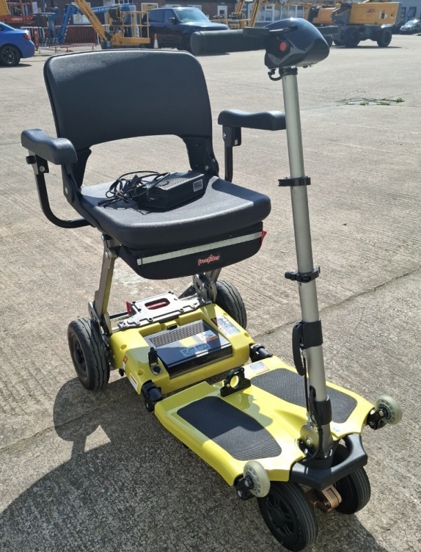 FREERIDER LUGGIE ELITE FOLDABLE MOBILITY SCOOTER IN YELLOW WITH BATTERY & CHARGER CONDITION: GOOD (TESTED WORKING & SEE ALL IMAGES FOR CONDITION)