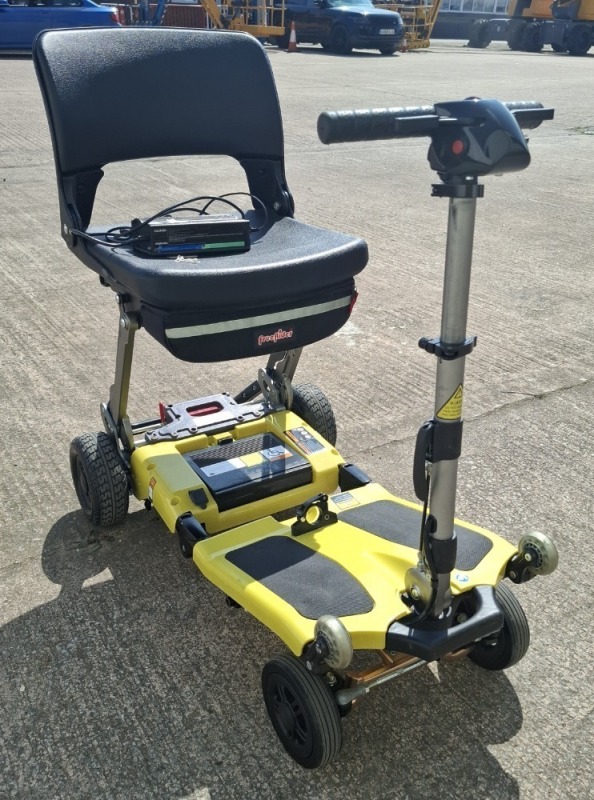 FREERIDER LUGGIE ELITE FOLDABLE MOBILITY SCOOTER IN YELLOW WITH BATTERY & CHARGER CONDITION: GOOD (TESTED WORKING & SEE ALL IMAGES FOR CONDITION)