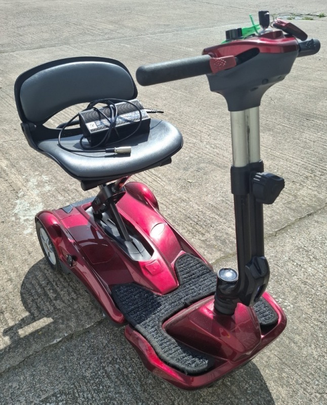 DRIVE DEVILBISS AUTOFOLD ELITE MOBILITY SCOOTER IN RED WITH BATTERY & CHARGER CONDITION: GOOD (TESTED WORKING & SEE ALL IMAGES FOR CONDITION)