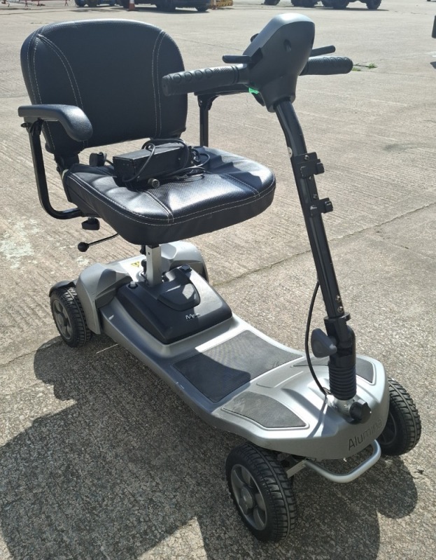 ALUMINA MOBILITY SCOOTER FOR CAR BOOT IN SILVER WITH BATTERY & CHARGER CONDITION: FAIR (TESTED WORKING & SEE ALL IMAGES FOR CONDITION)
