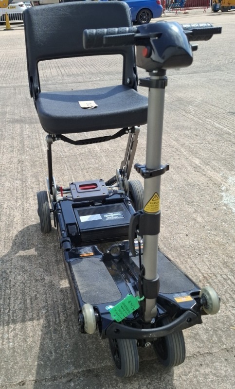 FREERIDER LUGGIE ELITE FOLDING MOBILITY SCOOTER IN BLACK NO CHARGER - TESTED WORKING WITH CHARGE REMAINING IN BATTERY CONDITION: GOOD