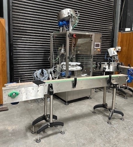 KARMELLE LIQUIPAK T CORK CAPPING MACHINE SERIAL NUMBER: 60753. DATE OF MANUFACTURE: 2020 OCT STAINLESS STEEL CONSTRUCTION. HIGH-LEVEL SORTING AND ROTARY INCLINED SORTING BOWL. CLEAR ACRYLIC GUARDING. FRONT AND REAR ACCESS DOORS. SINGLE PHASE MOTOR ; 16A S