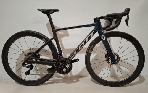SCOTT ADDICT RC PRO (EU) BIKE MODEL: 286415 SIZE: XS - 48 CM ORIG RRP &pound;8599 ADDICT RC DISC HMX CARBON FRAME ADDICT RC HMX CARBON FORK SHIMANO DURA-ACE DI2 DISC 24 SPEED ZIPP 303S CARBON TUBELESS DISC WHEELS VITTORIA RUBINO PRO TYRES SYNCROS CARBON PARTS -