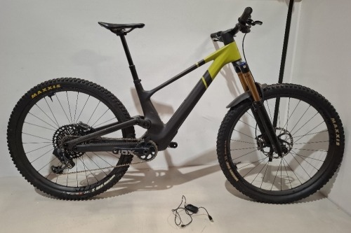SCOTT GENIUS ST 900 TUNED BIKE MODEL: 290151 SIZE: M ORIG RRP &pound;7899 GENIUS CARBON HMX FRAME FOX 36 FLOAT FACTORY GRIP 2 160MM FOX FLOAT X NUDE, TRACLOC, 150MM SRAM X01 EAGLE AXS 12 SPEED SHIMANO XTR 4 PISTON DISC BRAKES MAXXIS FOLDABLE TYRES WITH CHARGING