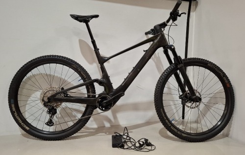 SCOTT LUMEN 910 BIKE MODEL: 290602 SIZE: L - 56 ORIG RRP &pound;6489 FOX NUDE 5T EVOL, TWINLOC, 130MM SHIMANO XT-DEORE 12 SPEED SHIMANO DEORE 4 PISTON DISC BRAKES SYNCROS X-30SE TR RIMS SYNCROS DROPPER POST AND PARTS (SEE ALL IMAGES)