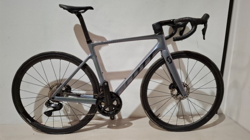 SCOTT ADDICT RC 15 ROAD BIKE IN GREY CODE: 290358 SIZE: M ORIG RRP &pound;6199 (+ PREMIUM FOR ADDITIONAL ENG WORK) ADDICT RC DISC HMX CARBON FRAME ADDICT RC HMX FORK SHIMANO ULTEGRA DI2 DISC 24 SPEED SCHWALBE ONE RACE-GUARD TYRES STEERERS HAVE BEEN CUT OUT (STA