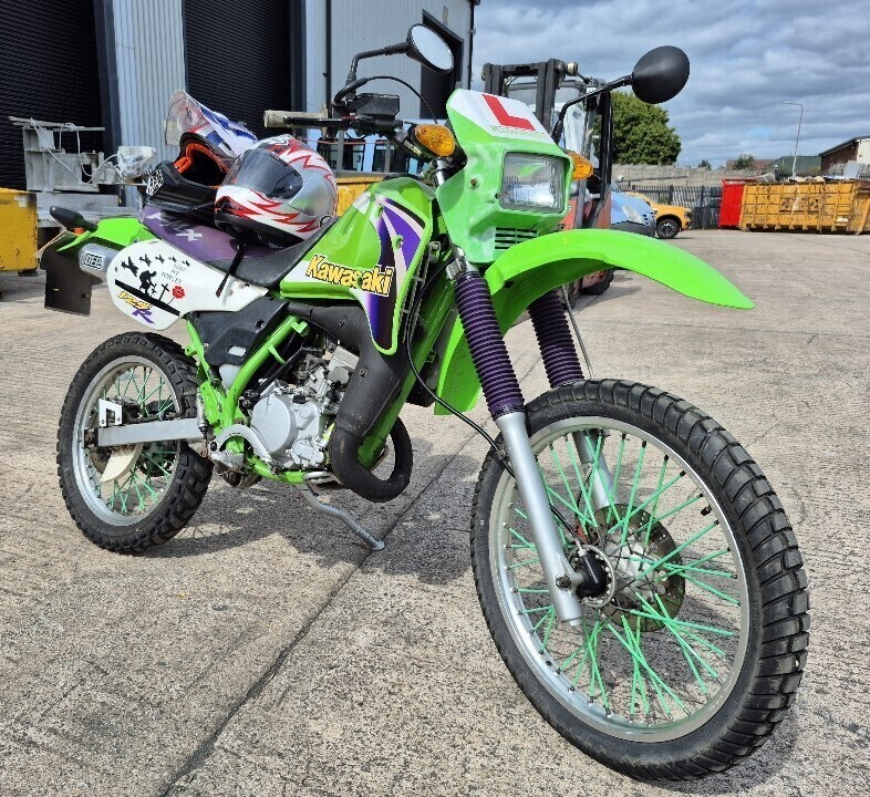GREEN KAWASAKI KMX 125-B10 124 CC REG: Y656GFG MILES: 17712 (AS PER LAST MOT - PROBABLY HIGHER) FIRST REGISTERED 1/3/2001 NO KEY NO V5 MOT EXPIRED 27TH JULY 2022, , WITH 2 X BIKE HELMETS, ARAI & PIONEER LS2