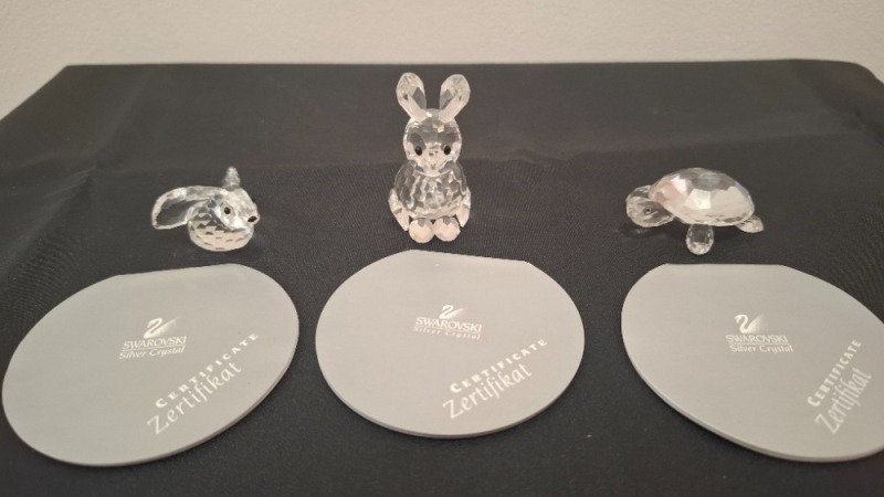 3 X PIECE SWAROVSKI GLASS FIGURINES LOT CONTAINING 1 X RABBIT MOTHER - RRP &pound;50 , 1 X BUNNY RABBIT - RRP &pound;55 , 1 X TURTLE - RRP &pound;55 COLLECTOR'S ITEMS - TOTAL RRP &pound;&pound;160 - (NOTE COMES FROM PRIVATE COLLECTOR / VIEWING IS ADVISED)