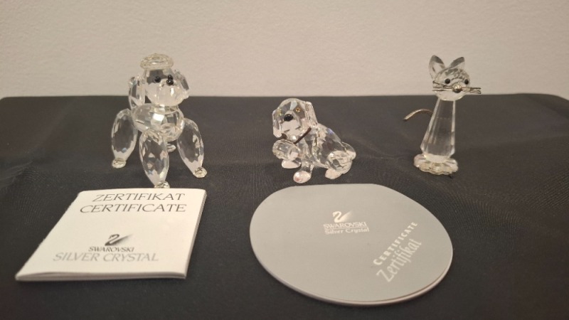 3 X PIECE SWAROVSKI GLASS FIGURINES LOT CONTAINING 1 X ST BERNARD PUPPY - RRP &pound;90 , 1 X POODLE CLEAR TAIL - RRP &pound;90 , 1 X REPLICA CAT - RRP &pound;25 , COLLECTOR'S ITEMS - TOTAL RRP &pound;205 - (NOTE COMES FROM PRIVATE COLLECTOR / VIEWING IS ADVISED)