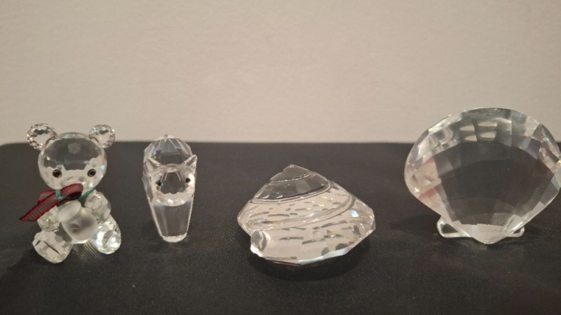 4 X PIECE SWAROVSKI GLASS FIGURINES LOT CONTAINING 1 X CLAM - RRP &pound;40 , 1 X CRYSTAL SHELL - RRP &pound;40 , 1 X TEDDY BEAR WITH HONEY POT &pound;50 , 1 X TOM CAT - RRP &pound;25, COLLECTOR'S ITEMS - TOTAL RRP &pound;155 - (NOTE COMES FROM PRIVATE COLLECTOR / VIEWING IS ADVISE