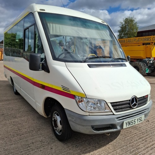 WHITE MERCEDES SPRINTER 413 CDI ACCESSIBILITY MINIBUS 2148 CC REG:: YN55 YSL MILEAGE: 285,567 KM 1ST REGISTERED 21/122005 WITH V5 MOT UNTIL 21/9/2025 WITH 2 SETS OF KEYS TOTAL CAPACITY INC DRIVER: 17 CURRENT SERVICE HISTORY SINCE PURCHASE & LIFT CERTIFI