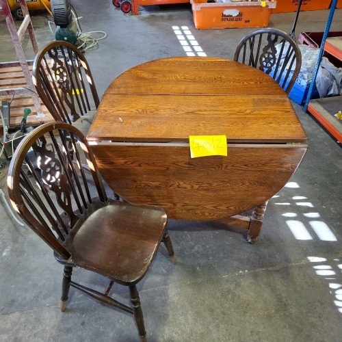 4 X TABLE AND CHAIRS LOT CONTAINING, 1 X OAK DROP LEAF TABLE, 3 X WINDSOR WHEEL BACK CHAIRS IN DARK OAK