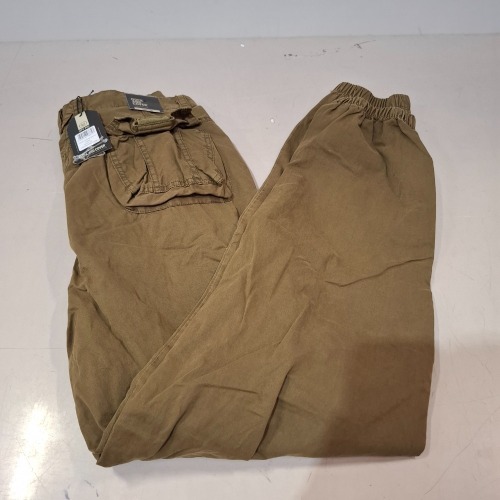 18 X BRAND NEW DUCK AND COVER CARGO PANTS IN BROWN IN SIZES, 30, 32, 34 36, 38, (IN 1 TRAY - TRAY NOT INCLUDED)
