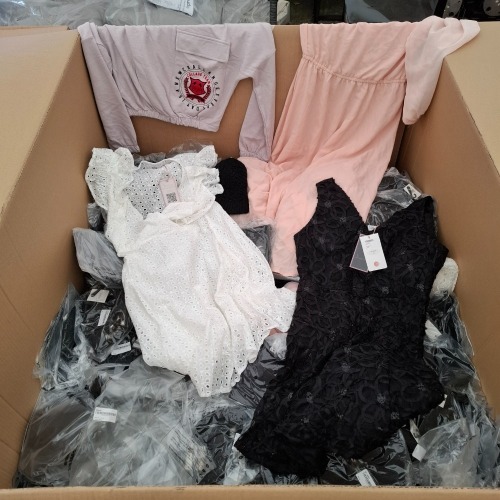 400+ BRAND NEW MIXED CLOTHING LOT CONTAINING ELLI WHITE PINK LADIES DRESS IN SIZE SMALL, ALLYSON LADIES BLACK DRESS IN SIZE UK 12/14, BLACK WOOLIE HAT, PURPLE CROP TOP IN LIGHT PINK SIZE LARGE ETC IN ONE PALLET BOX