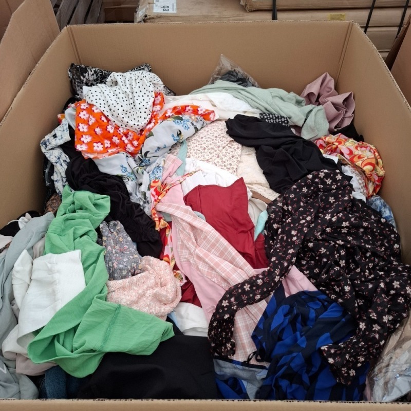 400+ BRAND NEW MIXED CLOTHING CONTAINING PRETTY LITTLE THING FLORAL BODYSUIT IN PINK SIZE 8, J/S LADIES FLORAL LONG DRESS IN RED AND PINK SIZE SMALL, DAISY STREET NIGHTWEAR SET WITH TOP AND BOTTOMS IN BLACK AND WHITE SIZE UK6, ALLYSON SHORT FLORAL DRESS I