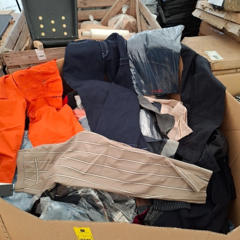 400+ BRAND NEW MIXED CLOTHING CONTAINING CRIMANAL DAMAGE PANTS WITH ZIP DETAIL IN DARK GREY SIZE 10, CRIMANAL DAMAGE JEANS IN NUDE IN SIZE 32, SPASE CORD PANTS IN BLACK SIZE 28, CRIMANAL DAMAGE CARGO PANTS IN ORANGE IN SIZE 28 ETC IN ONE PALLET BOX