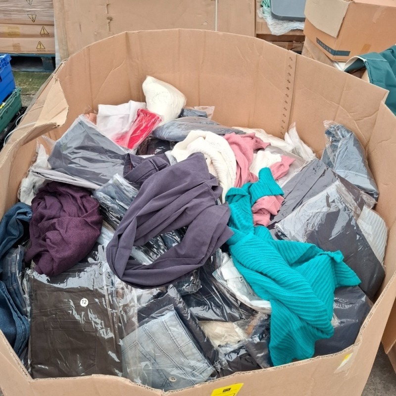 400+ BRAND NEW MIXED CLOTHING CONTAINING EDC MENS PANTS IN SIZE WAIST 38, ONLY WHITE JUMPER IN SIZE SMALL, KNITWEAR LADIES PINK TOP IN SIZE UK8, LAURA SCOTT THIN JUMPER IN GREEN SIZE MEDIUM ETC IN ONE PALLET BOX