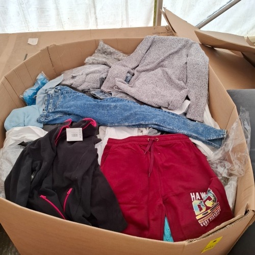 400+ BRAND NEW MIXED CLOTHING CONTAINING DIVIDED SHORTS IN RED SIZE XL, BPC LADIES LONG JUMPER IN GREY SIZE SMALL, MAINE PANTS IN WHITE SIZE 20R, DIVIDED JEANS IN BLUE SIZE 46 ETC IN ONE PALLET BOX