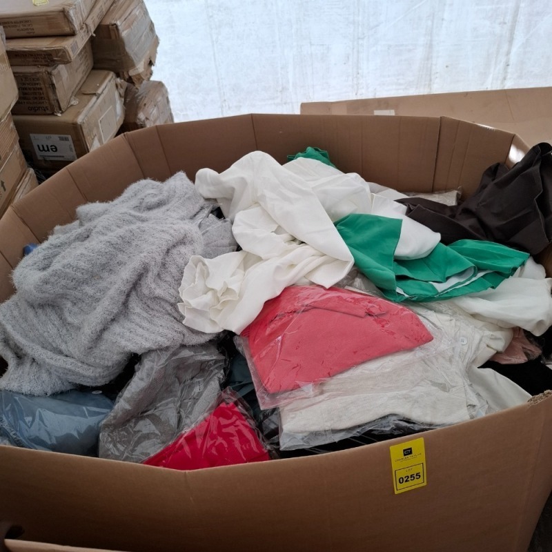 400+ BRAND NEW MIXED CLOTHING CONTAINING COOPEWISE WHITE COAT DRESS IN SIZE SMALL, COOPEWISE GREEN COAT DRESS IN SIZE LARGE, UNBRANDED LADIES TOP IN PINK SIZE 18, THE BERMUDA SHORTS IN BROWN SIZE 44 ETC IN ONE PALLET