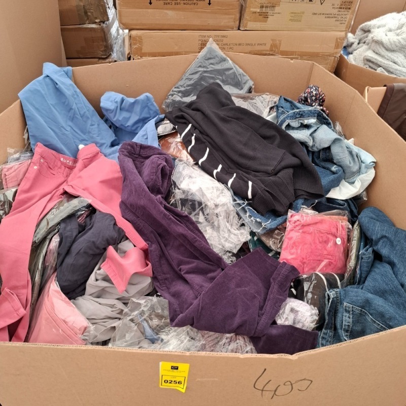 400+ BRAND NEW MIXED CLOTHING CONTAINING INDIGO COLLECTION PANTS IN BLUE SIZE UK20, LIZ CIAIZORNE BLACK AND WHITE JUMPER IN SIZE 3XL, M&S CORD PANTS IN PURPLE SIZE 14, M&S SUPER SKINNY PINK JEANS IN SIZE UK6 ETC IN ONE PALLET BOX