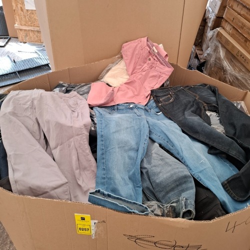 400+ BRAND NEW MIXED CLOTHING CONTAINING UP FASHION PANTS IN DARK BLUE SIZE 40, SPIRIT PANTS IN LIGHT PINK SIZE 28, STRAIGHT CROP JEANS IN LIGHT BLUE SIZE 18, YESSICA CARGO PANTS IN GREY SIZE 38 ETC IN ONE PALLET BOX