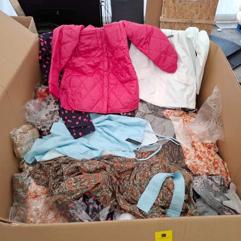 400 + BRAND NEW MIXED CLOTHING CONTAINING MAC ANGLO COAT IN WHITE SIZE SMALL, MANUE FLORAL DRESS IN BROWN SIZE 3, AMY N CLO WRAP TOP IN LIGHT BLUE SIZE LARGE, SAMDAN PUFFER COAT IN PINK SIZE 36 ETC IN ONE PALLET BOX