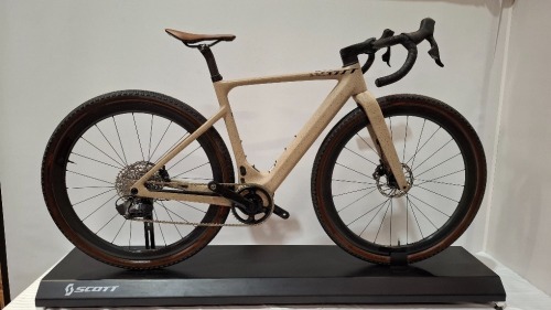 SCOTT SOLACE GRAVEL ERIDE 20 BIKE MODEL: 290625 SIZE: 52 ORIG RRP &pound;6,999 SOLACE ERIDE DISC HMX CARBON FRAME SOLACE ERIDE HMX FORK SRAM RIVAL XPLR ETAP AXS DISC 12 SPEED TQ MID MOTOR DRIVE 50NM MAX TORQUE, 300W SYNCROS CAPITAL 1.0 40E DISC WHEELS SCHWALBE 